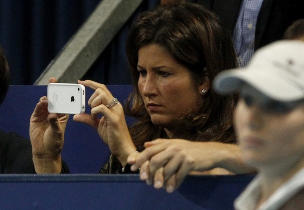Vợ Roger Federer, Mirka Vavrinec chăm chú quan sát người chồng thi đấ